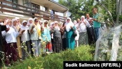 Polaganje cvijeća i učenje Fatihe ispred zgrade bivšeg Elektroprenosa u Potočarima (13. juli 2021.)