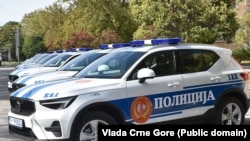 Ćirilizovan natpis na policijskim automobilima u Crnoj Gori