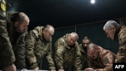 Oleksandr Sîrski (al doilea din stânga) a descris în culori mai degrabă sumbre situația după ce a vizitat trupele ucrainene pe linia frontului. 