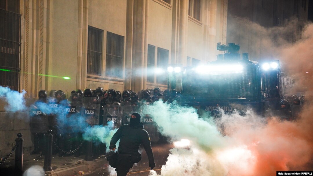 Полицијата, наводно, употребила солзавец за да ги разбие собирите во доцните часови на 29 ноември.