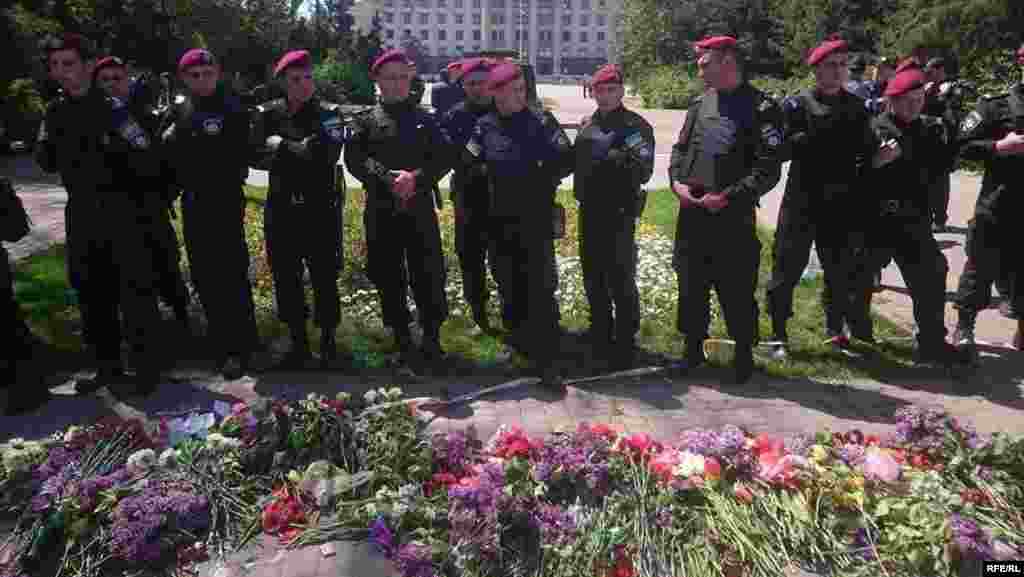 Силовики не пропускають нікого до Будинку профспілок. Пенсіонери скандалять та закликають правоохоронців відійти