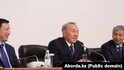 Экс-президент Нурсултан Назарбаев (в центре). Слева от него - Адильбек Джаксыбеков, справа - Имангали Тасмагамбетов.