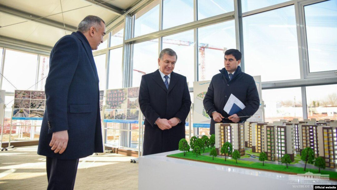 Президент Шавкат Мирзиёев Тошкент ҳокими Жаҳонгир Ортиқхўжаев билан янги лойиҳани муҳокама қилмоқда.