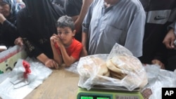 Palestinezët duke pritur në radhë për bukë. Fotografi nga arkivi. 