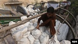 Грузовик с гуманитарной помощью для пострадавших от землетрясения на юго-западе Пакистана