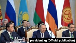 Нурсултан Назарбаев (в центре) на заседании ЕАЭС.