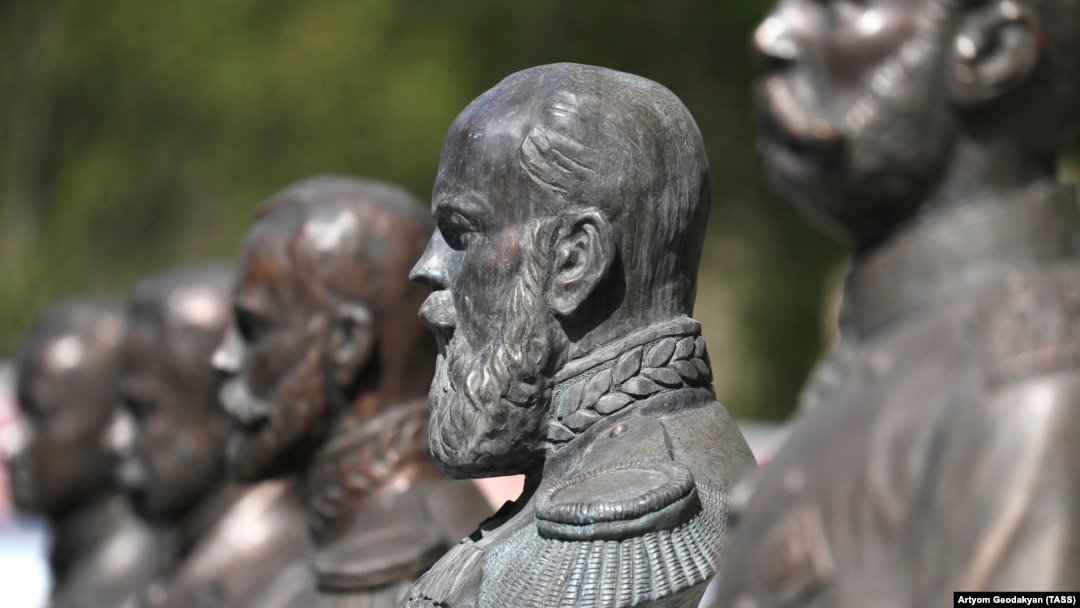 The new Lenin and Stalin sculptures will be added to the recently opened Alley Of Rulers in Moscow. (file photo)