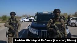 Pripadnici Vojne policije u akciji na teritoriji opštine Kanjiža u Vojvodini na severu Srbije tokom koje su prema navodima Ministarstva odbrane Srbije pronađena eksplozivna sredstva, 5. april 2025.