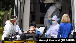 Илустрација: Здравствени работници пренесуваат заболен од ковид-19 во болница во Скопје