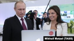 Russia -- President Vladimir Putin and Russia Today (RT) editor-in-chief Margarita Simonyan attend an exhibition marking the 10th anniversary of RT, December 10, 2015.