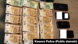 Para të gatshme dhe telefona mobilë që janë sekuestruar gjatë aksionit policor në Prishtinë.