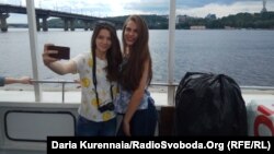 Мариупольские школьницы во время экскурсии на теплоходе