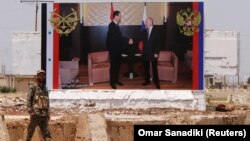 Un afiș cu președinții Bashar al Assad și Vladimir Putin în apropiere de Homs, 2018
