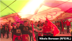 Montenegró – fiatal állampolgárok ünnepelnek a „legnagyobb nemzeti zászló” alatt a függetlenség 15. évfordulóján, 2021 májusában