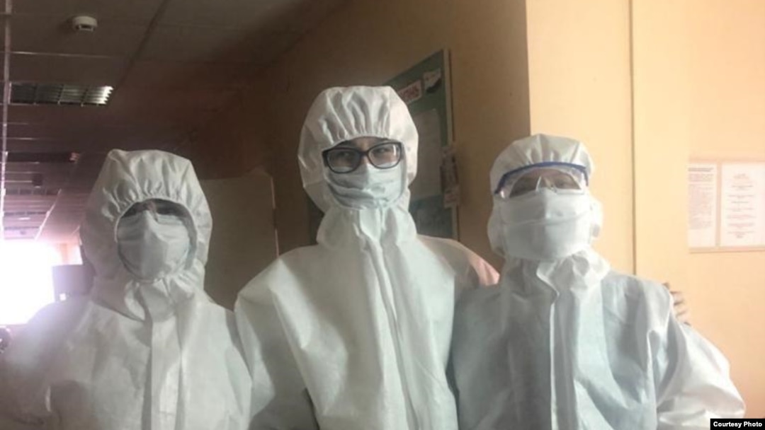 Врачи больницы имени Куватова в Уфе в защитных костюмах