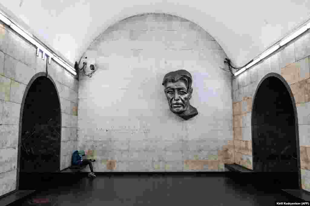 Парень в маске сидит на станции метро &laquo;Марджанишвили&raquo; в столице Грузии Тбилиси