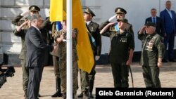 Прэзыдэнт Украіны Пятро Парашэнка ўзьнімае дзяржаўны сьцяг Украіны