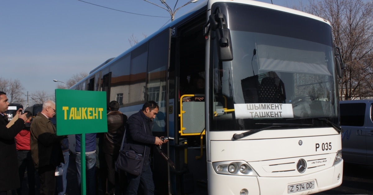 Ер адамның есегіндегі бананның фотосы