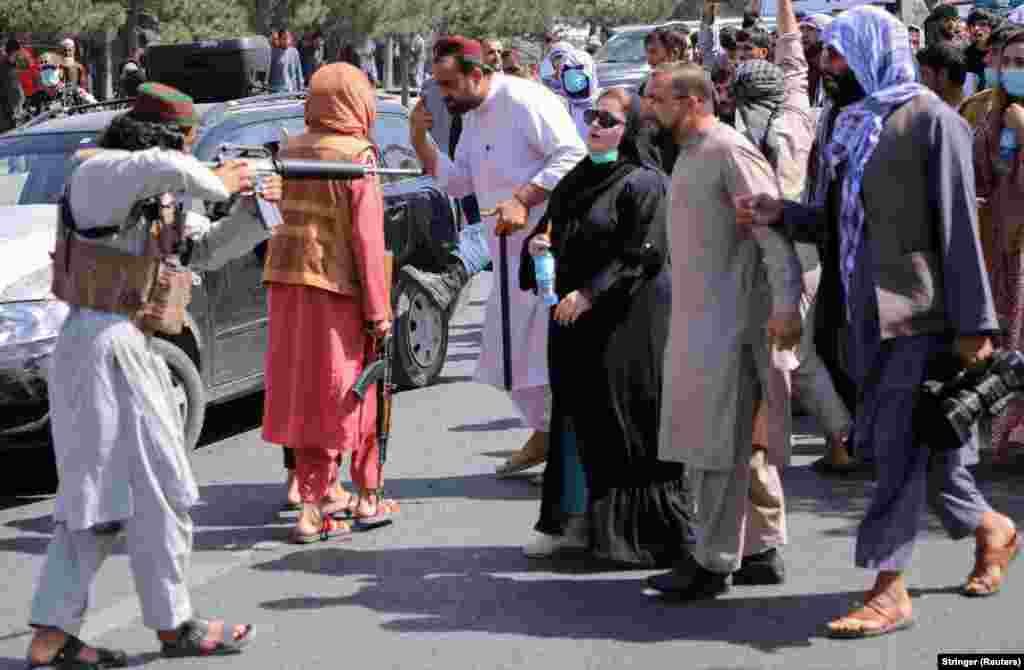 Një pjesëtar i talibanëve duke ua drejtuar pushkën protestuesve, teksa demonstruesit afganë brohoritnin parulla gjatë një proteste kundër Pakistanit, afër ambasadës pakistaneze në kryeqytetin e Afganistanit. (7 shtator)