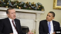 Эрдоган (слева) на переговорах с президентом США Обамой, Вашингтон, 7 декабря 2009 года