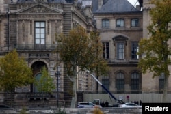 ქურდებმა დარბაზში აივნის ფანჯრებიდან შეაღწიეს.