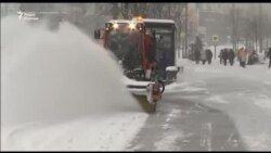 Один погибший и тысячи поваленных деревьев - в Москве прошел рекордный снегопад