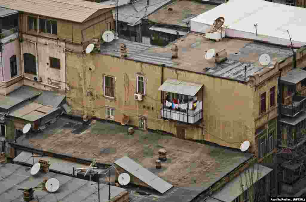 Bakıda indi bu cür arxitekturalı evlər Kubinka kimi köhnə məhəllələrdə qalıb. Bunları isə yavaş-yavaş söküb yerinə ya park salırlar, ya da bina tikirlər.