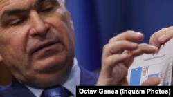 Ilie Bolojan prezintă un grafic care justifică una dintre măsurile propuse de guvernul pe care îl conduce. 