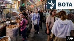Iranianë në pazarin Tajrish në Teheran më 2 qershor 2026. 