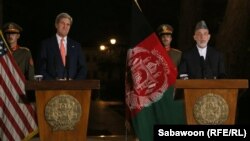 Президент Хамид Карзай (оңдо) менен Мамкатчы Жон Керри Кабулдагы биргелешкен маалымат жыйынында, 12-октябрь, 2013.