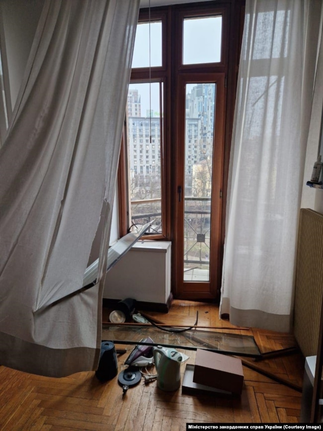 Пошкодження будівлі, де розміщуються дипломатичні установи