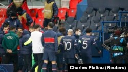 Паризька команда «ПСЖ» йде з футбольного поля на знак протесту проти расистського висловлюванняя судді, Франція, 8 грудня 2020 року