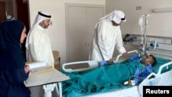تصویر منتشر شده از عیادت وزیر دفاع کویت از یک مجروح حملات روز چهارشنبه ایران