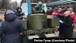 Квітень 2022 року. Волонтери роздають мешканцям Чернігова безкоштовно гарячі обіди