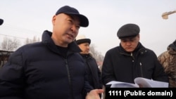 Каныбек Туманбаев “Дөөлөт” курулуш компаниясынын объектилерин көрүп жаткан учуру. 