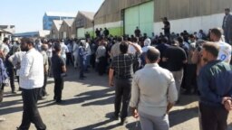 عکس آرشیوی از یک تجمع کارگران هفت‌تپه