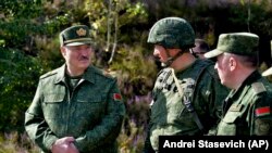 Аляксандр Лукашэнка наведвае ваенныя вучэньні ля Гарадні 22 жніўня 2020 году. 