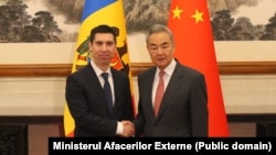 Mihai Popșoi și ministrul de Externe al Chinei, Wang Yi, care este și membru al Biroului Politic al Comitetului Central al Partidului Comunist Chinez, la întâlnirea lor la Beijing, pe 21 mai 2026
