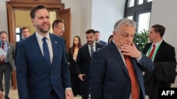 АҚШ вице-президенті Джей Ди Вэнс (сол жақта) пен Венгрия премьер-министрі Виктор Орбан (оң жақта). Будапешт, 7 сәуір, 2026 жыл.