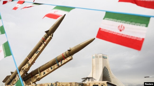 Tehranda İslam İnqilabının 47-ci ildönümü münasibətilə keçirilən şənliklər zamanı nümayiş olunan raketlər.