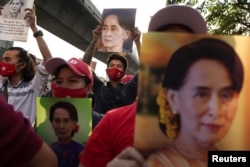 Az NLD támogatói a mianmari nagykövetség előtt tiltakoznak Aung Szan Szú Kjí fényképével Bangkokban, Thaiföldön. 2021. február. 1.