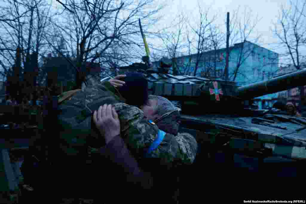 Жінка обіймає військового 10-ї окремої гірсько-штурмової бригади Збройних сил України у щойно звільненому місті Бахмач Чернігівської області, 2 квітня 2022 року.Душа починає тремтіти, коли бачиш, як кульгавий чоловік наздоганяє колону і віддає, мабуть, останню банку тушонки; як у звільненому містечку військовий плаче, обіймаючи жінку, яка йому годиться в матері. «Наші, наші…», – каже ця жінка, ледь промовляючи крізь сльози. І таке ж «Нааааші!» чути в різних кінцях невеликої площі