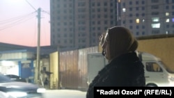 Таҳмина Давлатова дар биное, ки нишон медиҳад, хона харидааст. Баъдан фаҳмидааст, ки он хонаро ба се нафари дигар ҳам фурӯхтаанд.