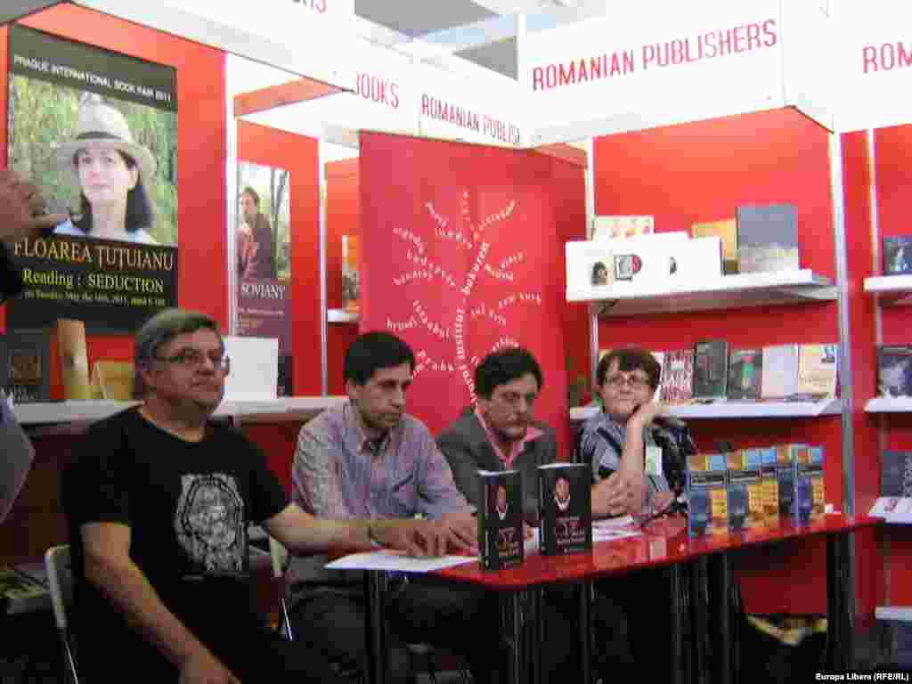 Traducătorul Jiri Nasinec, Iulian Ciocan, Octavian Șovian și traducătoarea Jitka Lukesova