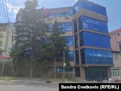 Zgrada u kojoj je registrovano sedište firme "Rad 028", a koja je, prema tvrdnjama građana sa kojima je razgovarao RSE, "odavno prazna". RSE u toj zgradi nije zatekao nikoga.