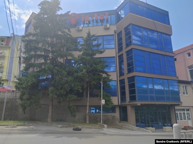 Ndërtesa ku është e regjistruar selia e kompanisë "Rad 028" dhe e cila, sipas pretendimeve të qytetarëve me të cilët bisedoi REL-i, është "e zbrazët që një kohë të gjatë". REL-i nuk e gjeti askënd në këtë ndërtesë.