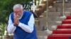 Liderul Partidului Bharatiya Janata (BJP) din India, Narendra Modi, face un gest spre adunare înainte de a depune jurământul pentru al treilea mandat ca prim-ministru al țării în timpul ceremoniei de depunere a jurământului de la palatul prezidențial Rashtrapati Bhavan.