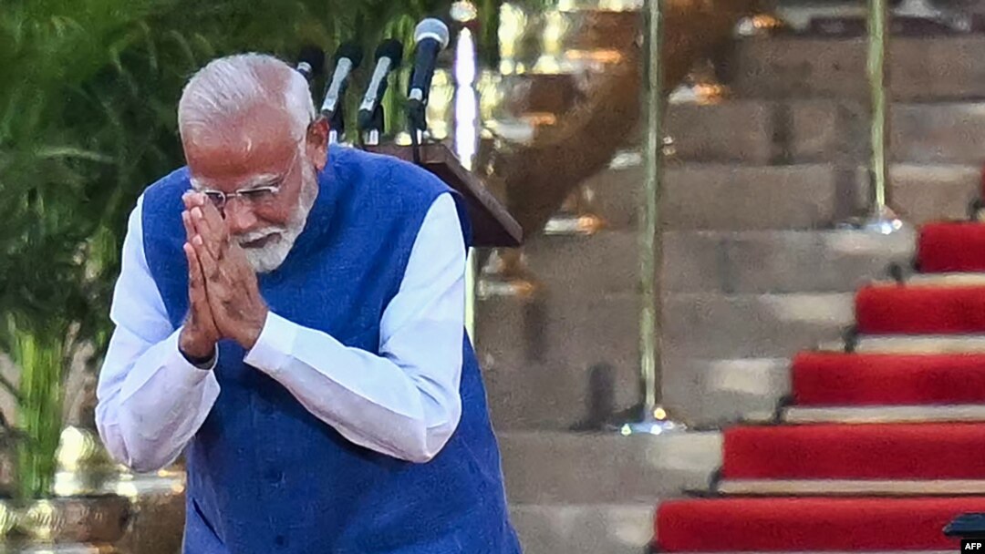 Liderul Partidului Bharatiya Janata (BJP) din India, Narendra Modi, face un gest spre adunare înainte de a depune jurământul pentru al treilea mandat ca prim-ministru al țării în timpul ceremoniei de depunere a jurământului de la palatul prezidențial Rashtrapati Bhavan.