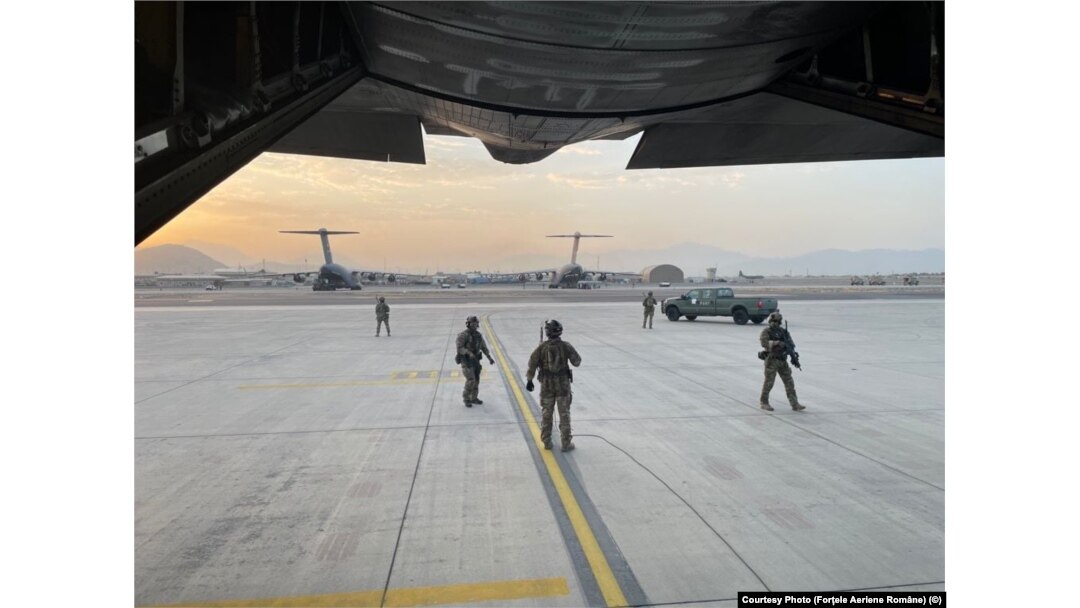 Imagine de la evacuarea unui român din Afganistan