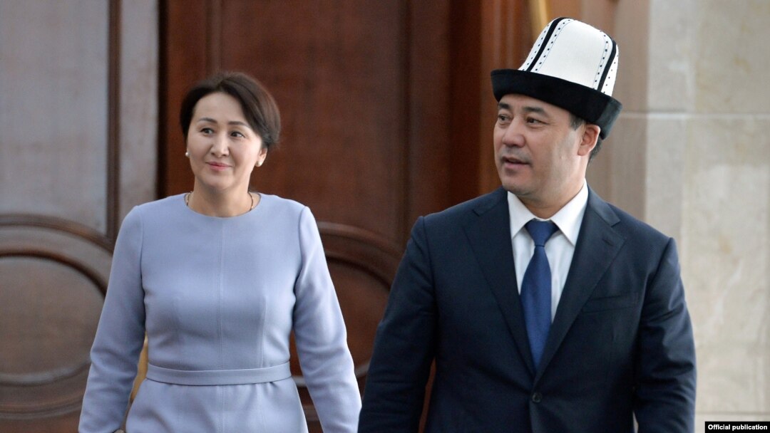Президент Садыр Жапаров жана анын жубайы Айгүл Жапарова. Президент ар тармакта эмгектенген аялдар менен жолугушуусундагы сүрөт. 2021-жылдын 5-марты. 